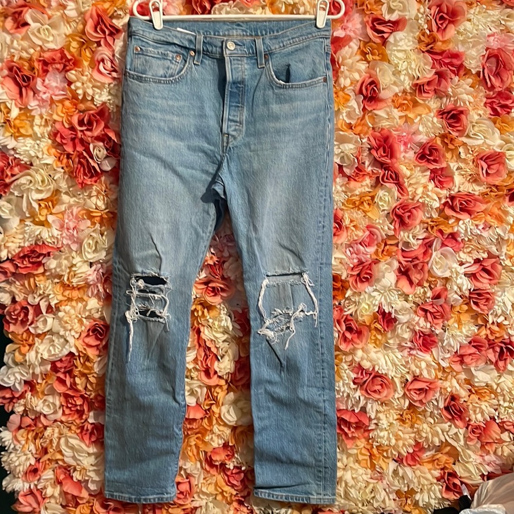30x30 Levi’s 501 Jean pants with ripped knees